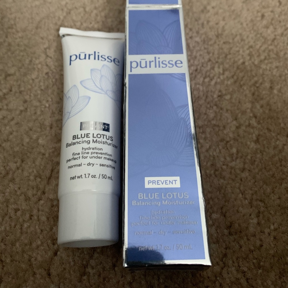 Balancing moisturizer. Blue lotus